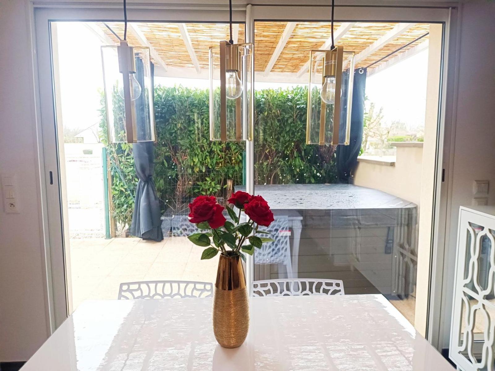 Hébergement de vacances Cocon Romantique Avec Jacuzzi Exterieur Rosières-près-Troyes