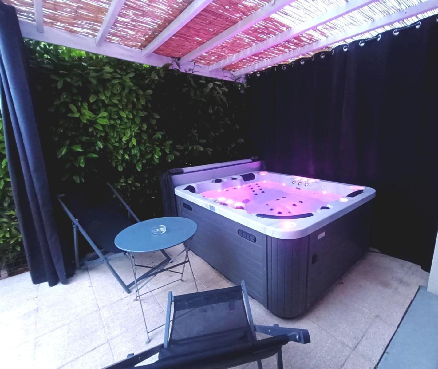 Hébergement de vacances Cocon Romantique Avec Jacuzzi Exterieur
